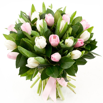 В составе букета белые и розовые тюльпаны, упаковка, лента.