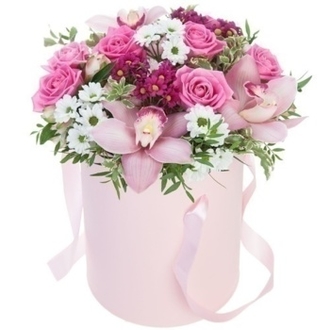 4 розовые орхидеи, 7 розовых роз сорта Аква, 2 белой и 2 розовой хризантемы Сантини, зелень. Композиция сделана в спецальной флористической губке, пропитанной водой.